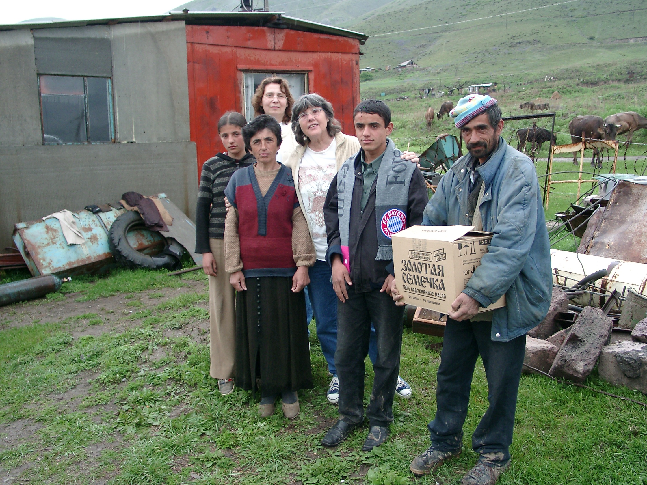 Mitarbeiterinnen von Brot des Lebens übergeben einer Familie in Armenien ein Lebensmittelpaket