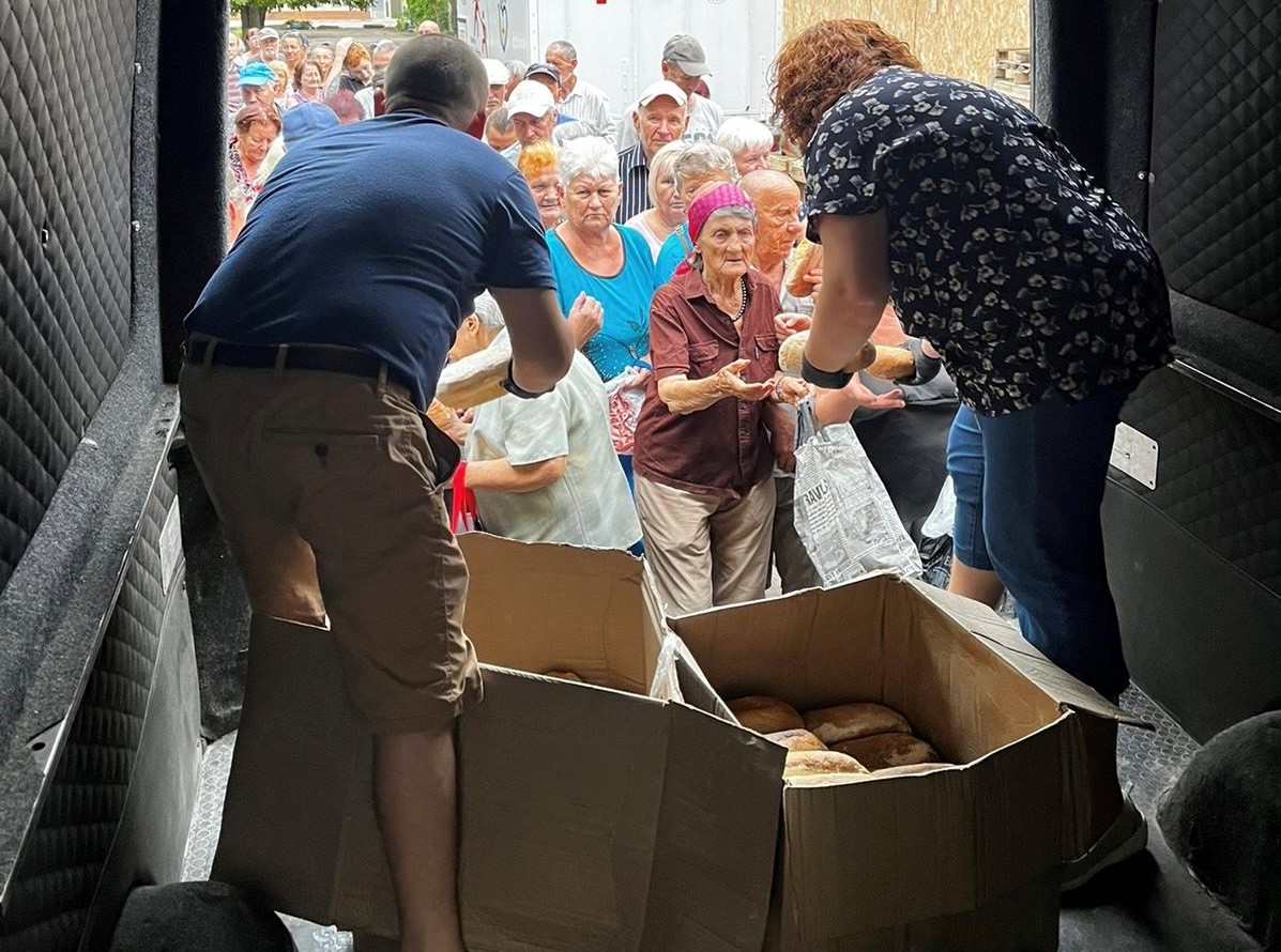 Verteilung von Brot direkt Verteilung von Brot direkt vom Lieferwagen an die Menschen